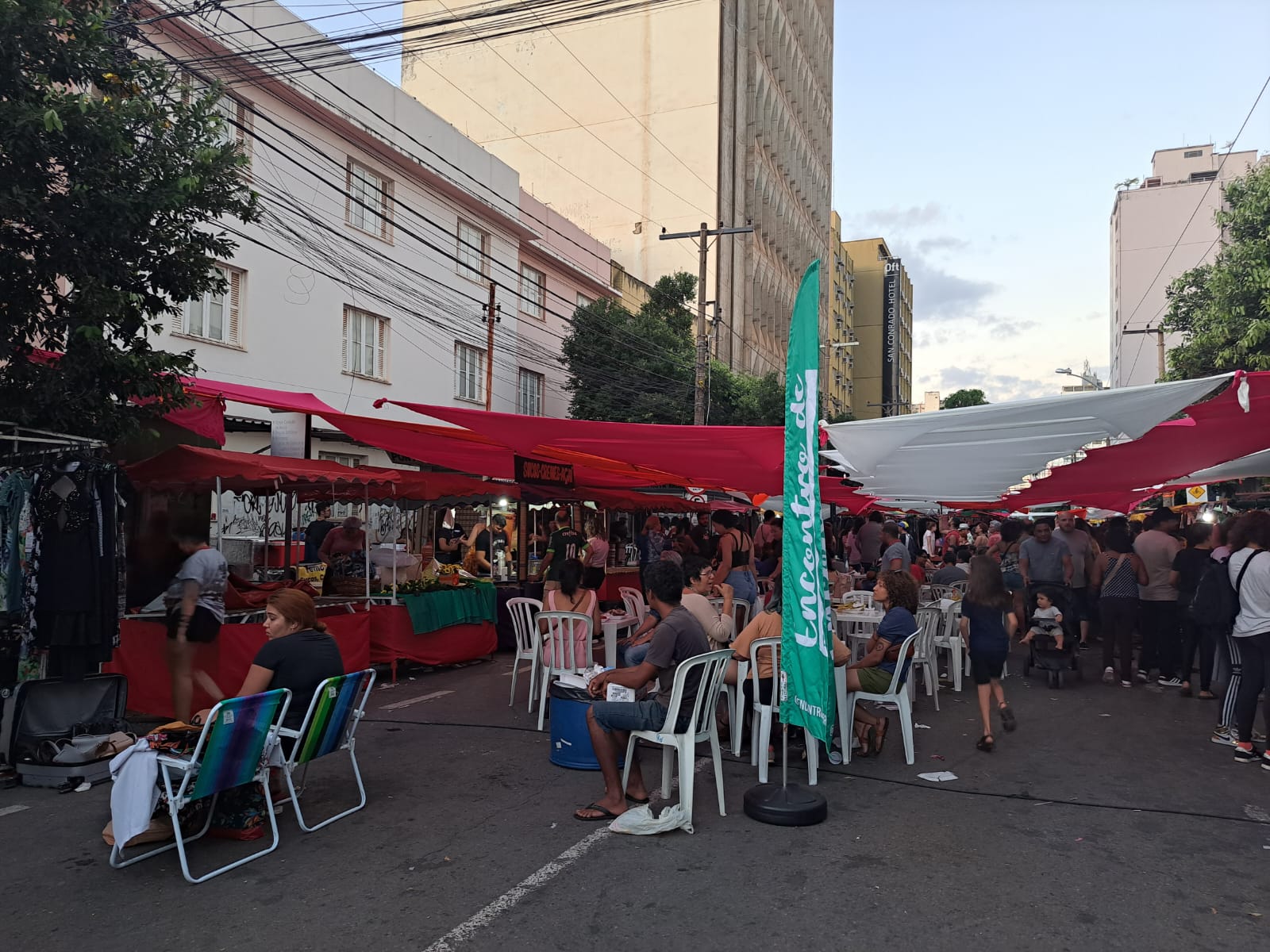 Visão lateral da praça de alimentação do evento