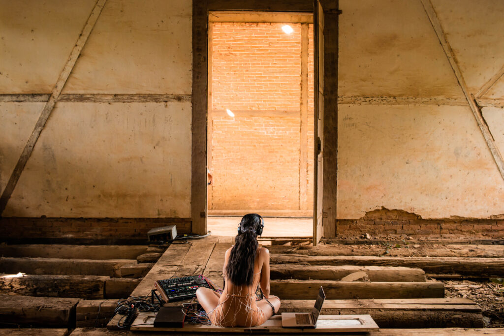 DJ manuseando equipamentos de música
