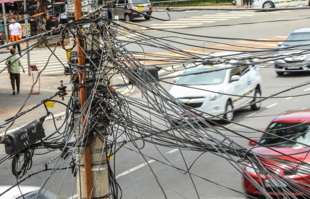 Emaranhado de fios em Goiânia