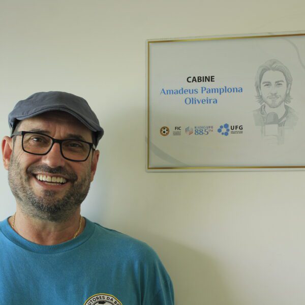 Doutores da Bola e Rádio UFG homenageiam Amadeus Pamplona com cabine nomeada em sua memória