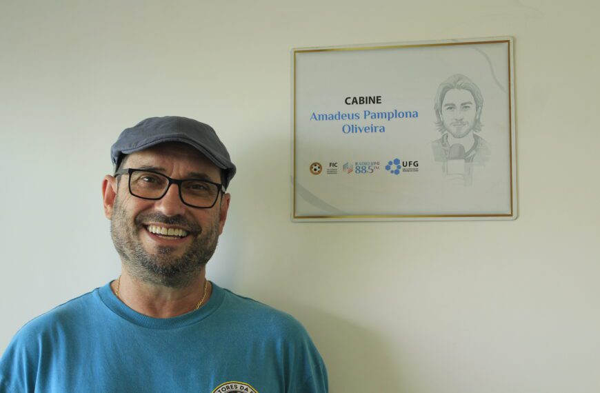 Doutores da Bola e Rádio UFG homenageiam Amadeus Pamplona com cabine nomeada em sua memória