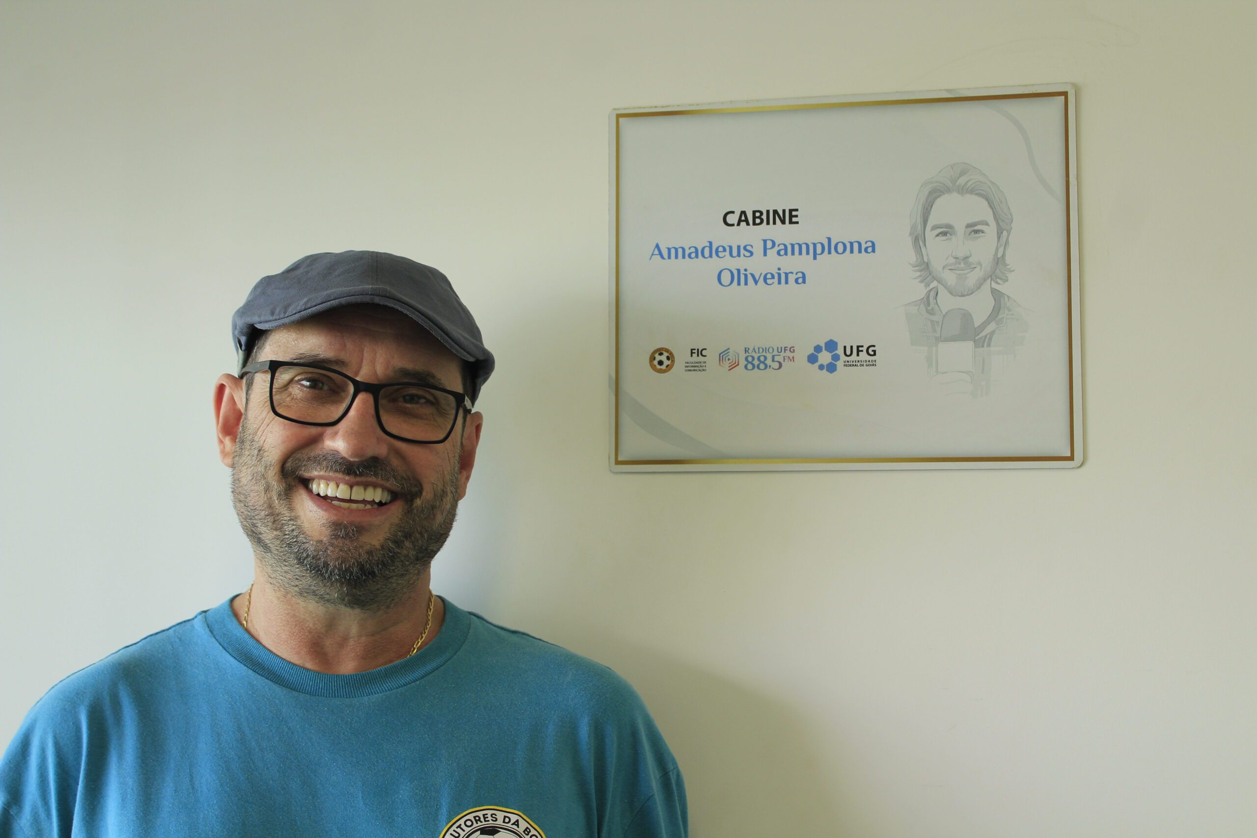 Doutores da Bola e Rádio UFG homenageiam Amadeus Pamplona com cabine nomeada em sua memória