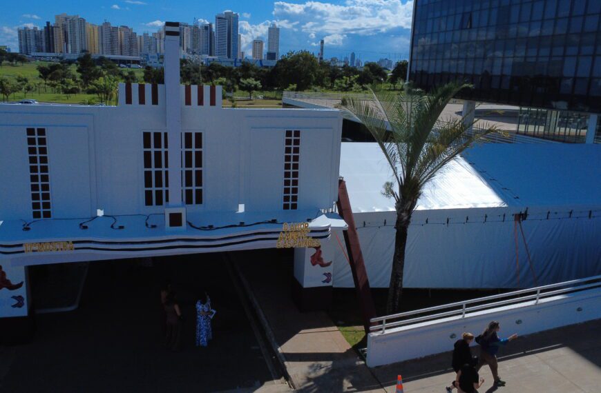 Estrutura externa da mostra ‘O amor, a morte e as paixões’ é novidade em 2026