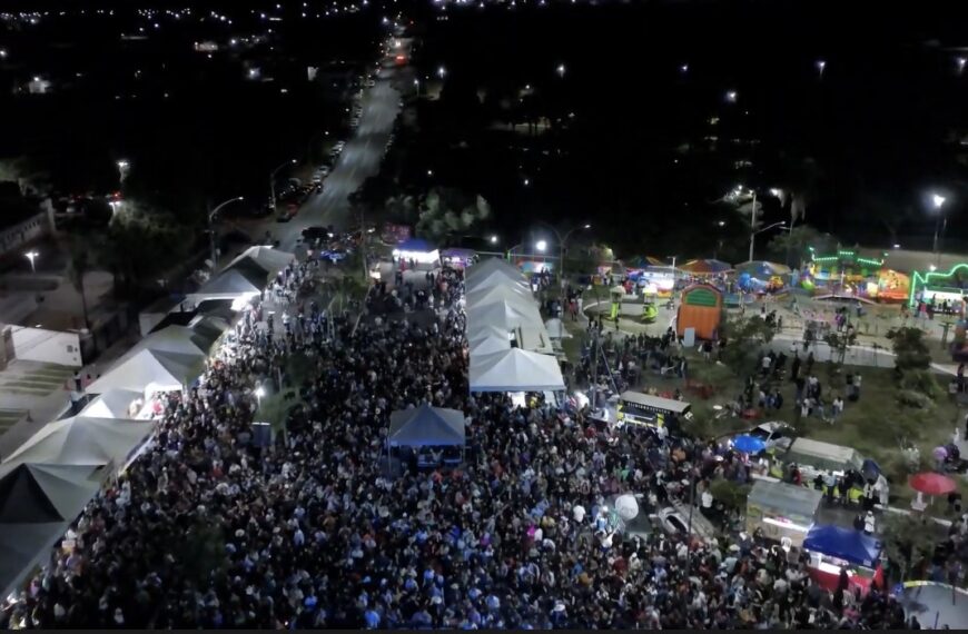 imagem mostra multidão reunida pra festa da orquídea em piracanjuba