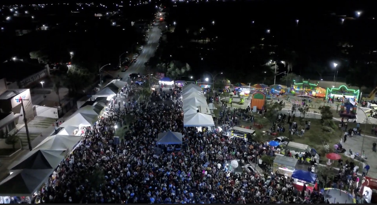 imagem mostra multidão reunida pra festa da orquídea em piracanjuba