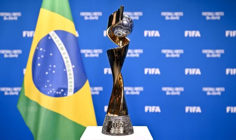 Prestes a sediar a Copa do Mundo, Brasil ainda estranha mulheres no campo